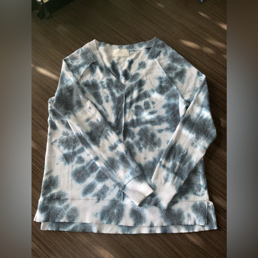 Six/Fifty blue and white tie dye soft sweater, size s, but can fit m/l